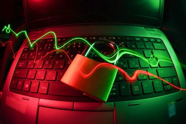 Bezpieczeństwo strony internetowej: Jak chronić witrynę przed atakami?